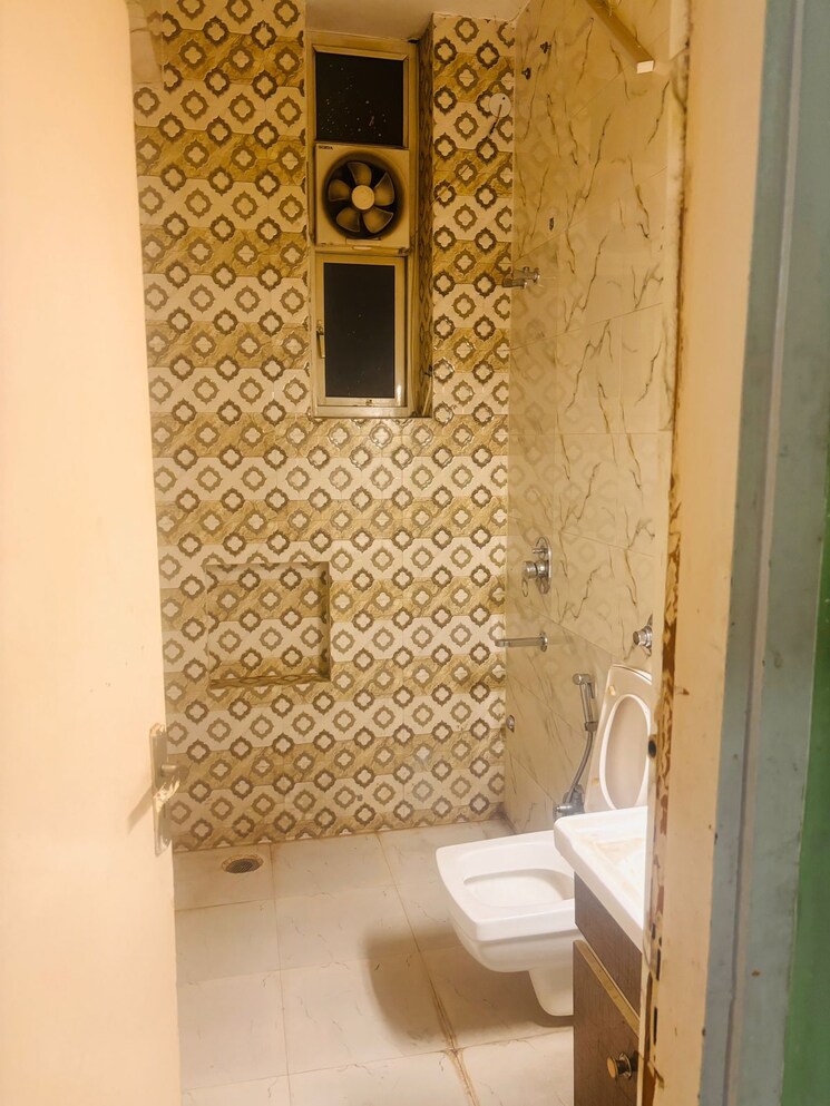 Bathroom, patparganj 3 Bedroom 1350 Sq.Ft. Apartment In Patparganj Delhi 7858305