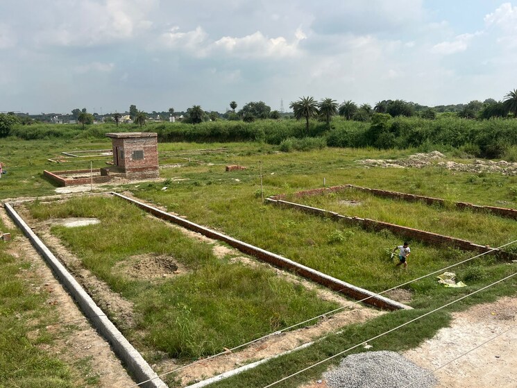 Garden, bhopani village  70 Sq.Yd. Plot In Bhopani Village Faridabad 7858553