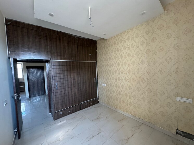 Room, lake-view-complex 3 Bedroom 1350 Sq.Ft. Builder Floor In Dhakoli Zirakpur 7859422