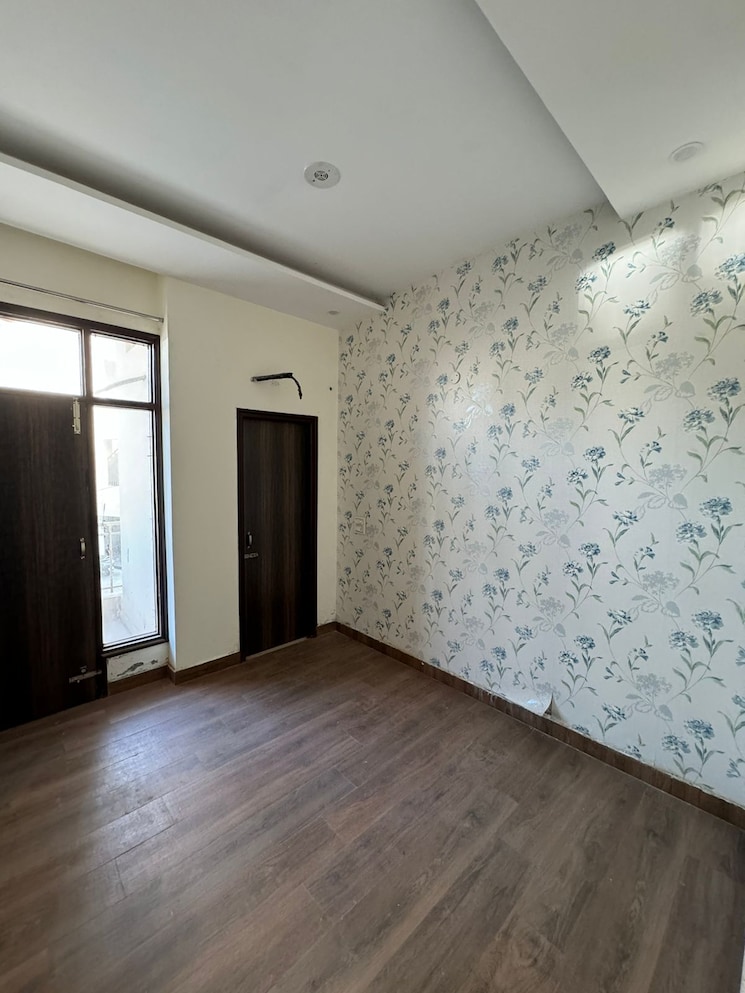 Room, lake-view-complex 3 Bedroom 1350 Sq.Ft. Builder Floor In Dhakoli Zirakpur 7859422