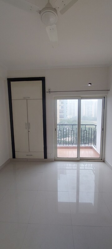 Room in 3 BHK Apartment at Maxblis White House, Sector 75 – for Sale