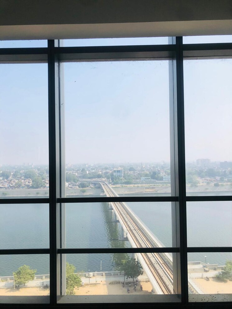 Room, ashram road Commercial Office Space 2600 Sq.Ft. In Ashram Road Ahmedabad 7860597