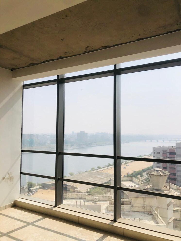 Room, ashram road Commercial Office Space 2600 Sq.Ft. In Ashram Road Ahmedabad 7860597