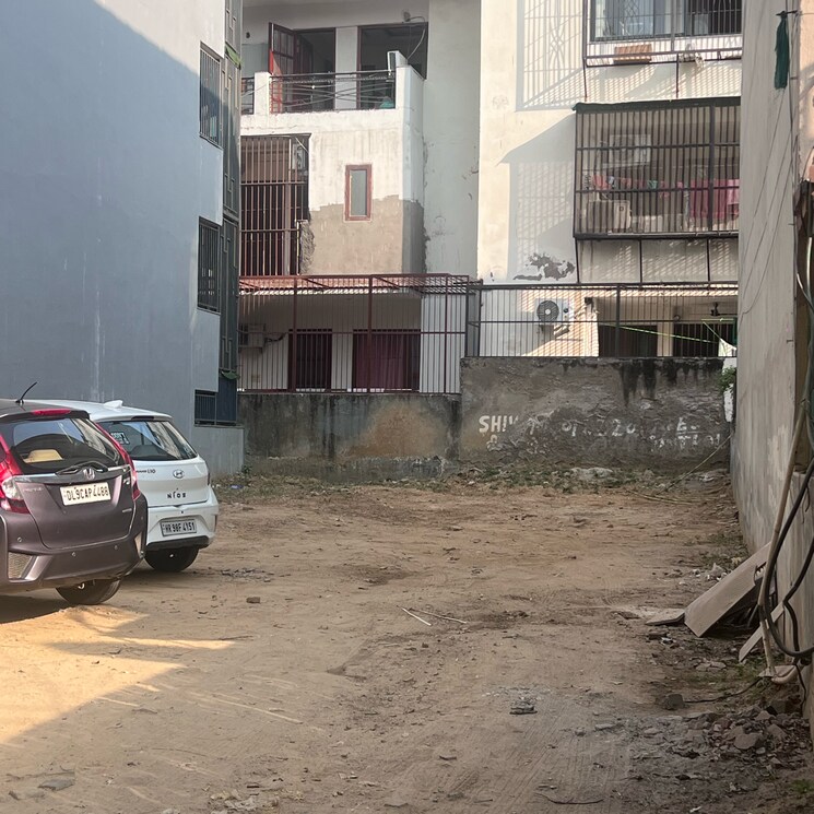  Parking, sector 51  161 Sq.Yd. Plot In Sector 51 Gurgaon 7860787