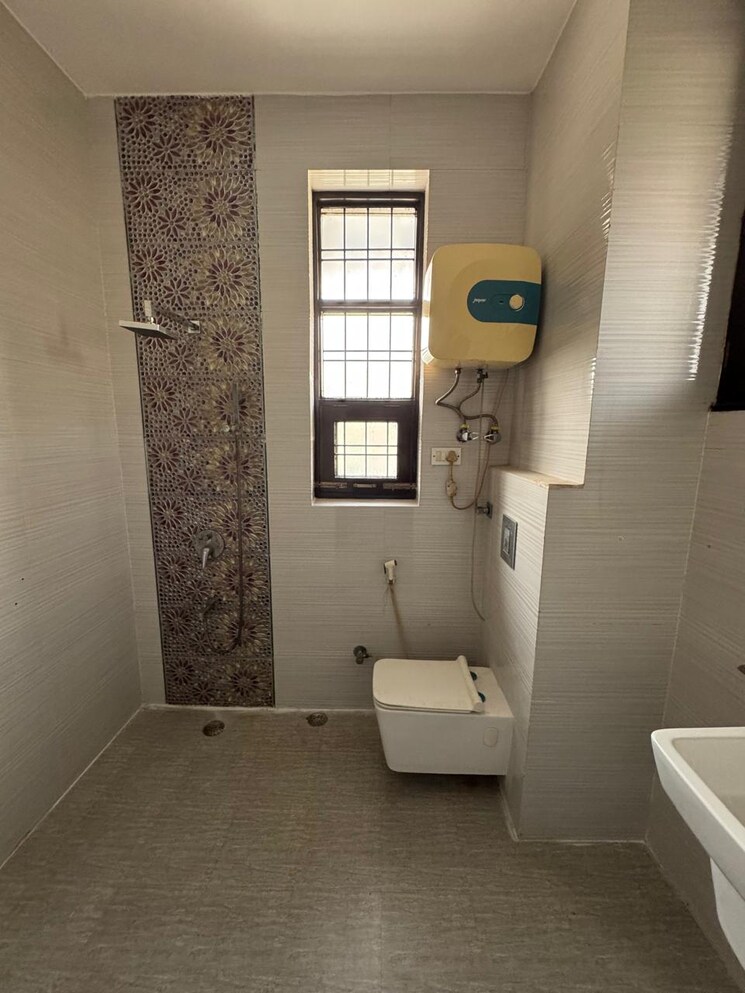 Bathroom, amrapali-princely-estate 4 Bedroom 3420 Sq.Ft. Penthouse In Sector 76 Noida 7862897