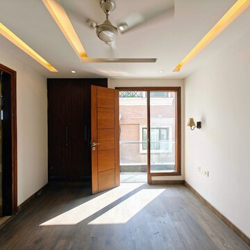 Room in 4 BHK Builder Floor at Green Park – for Sale