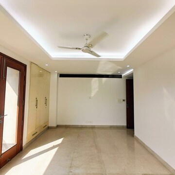 Room in 4 BHK Builder Floor at Green Park – for Sale