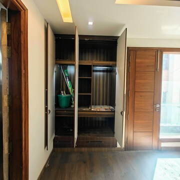 Room in 4 BHK Builder Floor at Green Park – for Sale