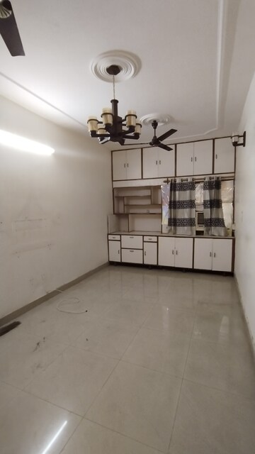 रेसिडेंशियल फ्लैट वर्ग फुट फॉर रेंट इन पश्चिम विहार दिल्ली  7863077