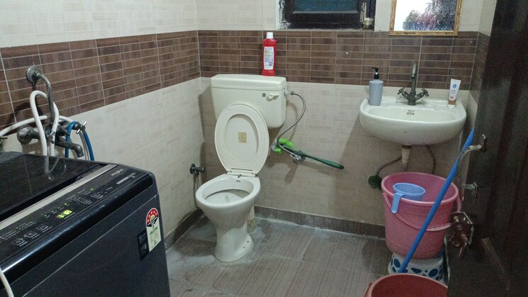 Bathroom, vaishali sector 6 3 Bedroom 1250 Sq.Ft. Builder Floor In Vaishali Sector 6 Ghaziabad 7863167