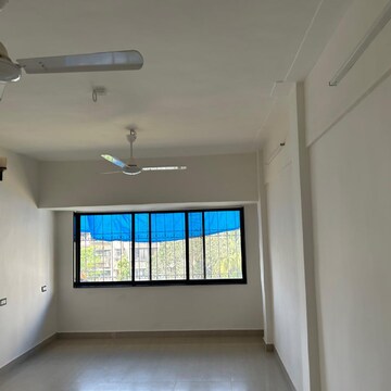Room in 3 BHK Apartment at Juhu Shalimar CHS, Gulmohar Colony – for Rent