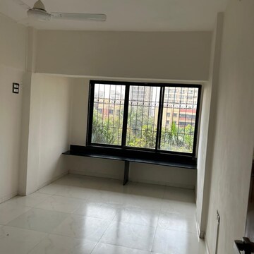 Room in 3 BHK Apartment at Juhu Shalimar CHS, Gulmohar Colony – for Rent
