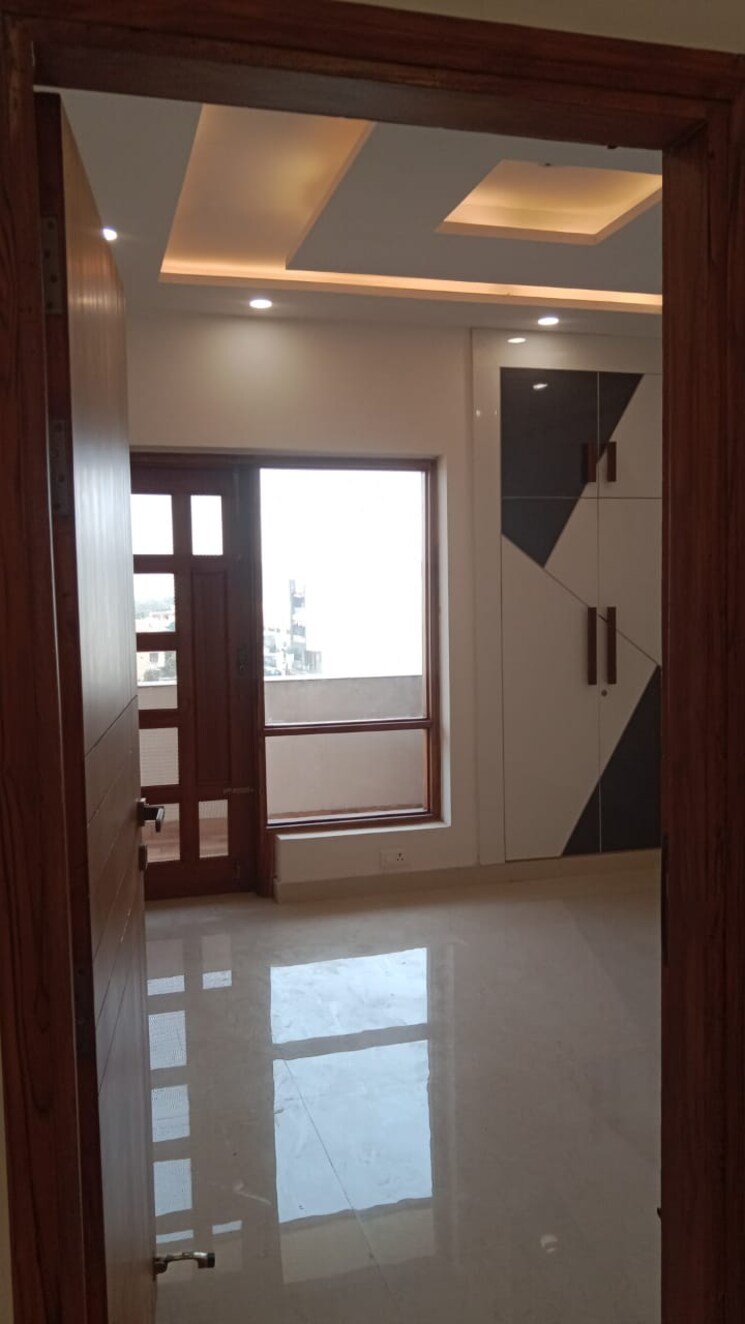 Room, sector 85 4 Bedroom 350 Sq.Yd. Builder Floor In Sector 85 Faridabad 7864730