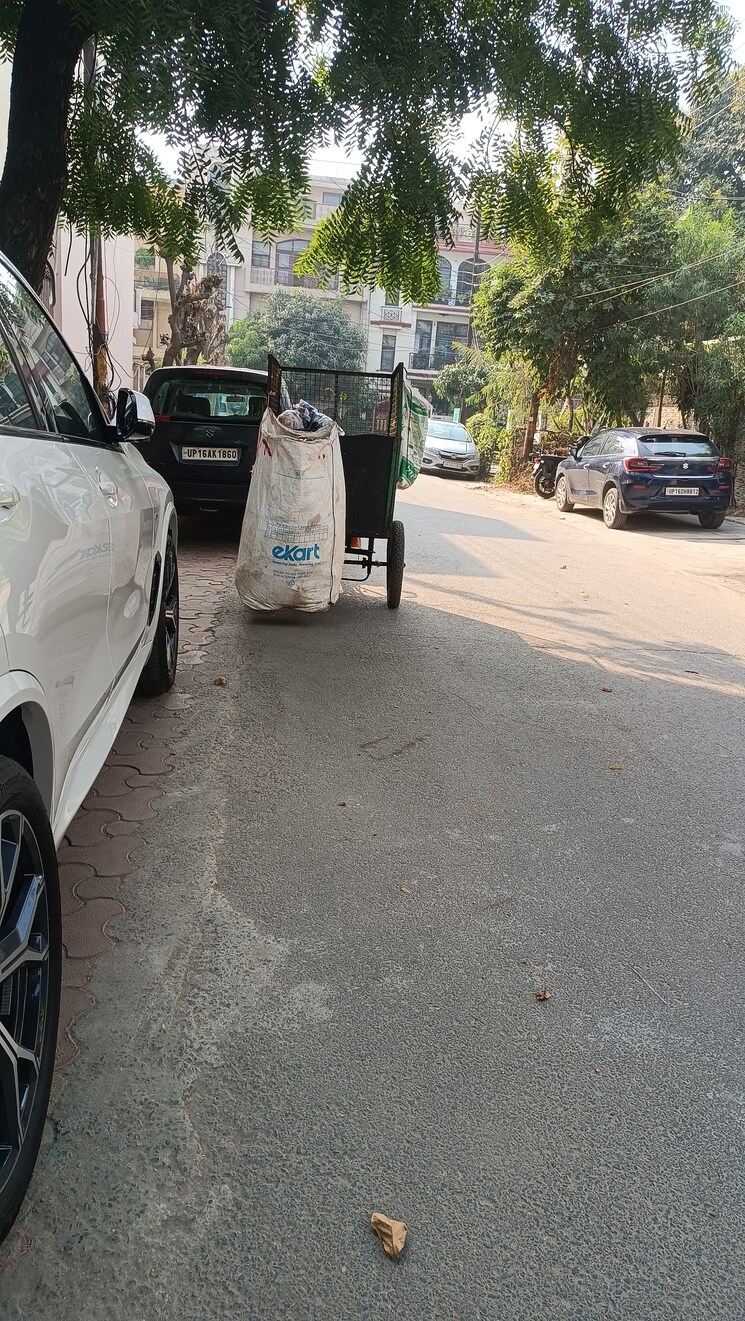  Parking, sector 36 6+ Bedroom 375 Sq.Mt. Independent House In Sector 36 Noida 7864822