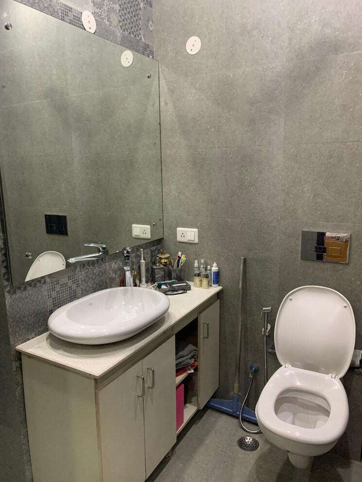 Bathroom, dlf-cyber-city 3 Bedroom 215 Sq.Yd. Builder Floor In Sector 24 Gurgaon 7864891