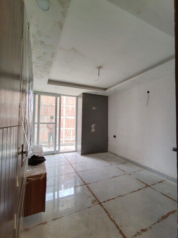 Room in 2 BHK Builder Floor at Sector 104 – for Sale