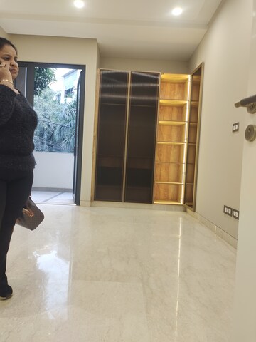 Furnished Amenities in 3 BHK Builder Floor at Nehru Enclave – for Sale