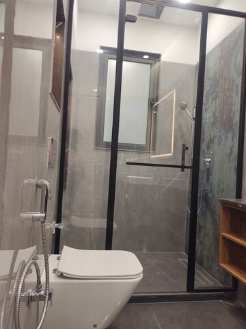 Furnished Amenities in 3 BHK Builder Floor at Nehru Enclave – for Sale