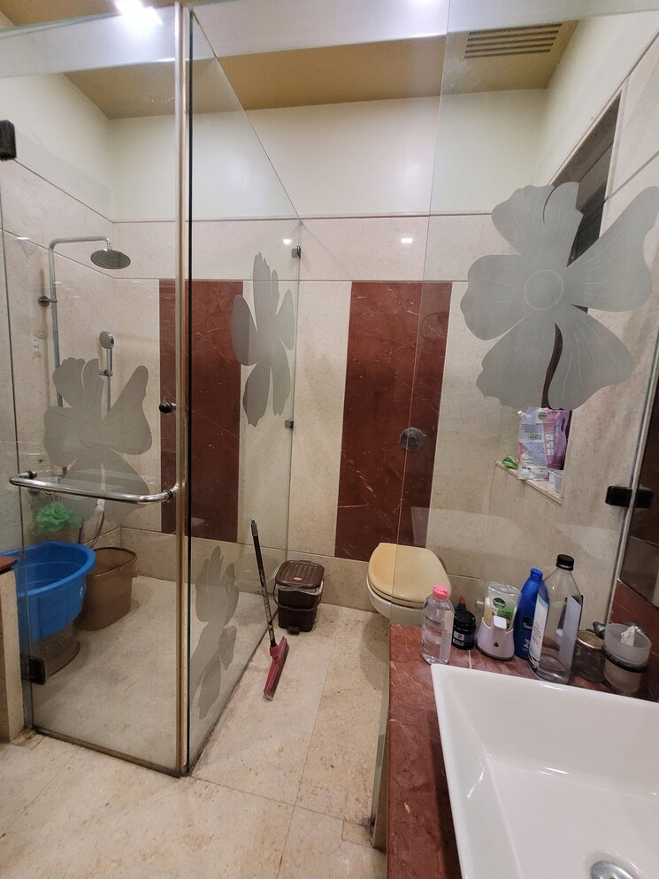 Bathroom, anand vihar 4 Bedroom 2700 Sq.Ft. Builder Floor In Anand Vihar Delhi 7867613