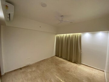 Room in 3.5 BHK Apartment at Radius Imperial Heights, Goregaon West – for Rent