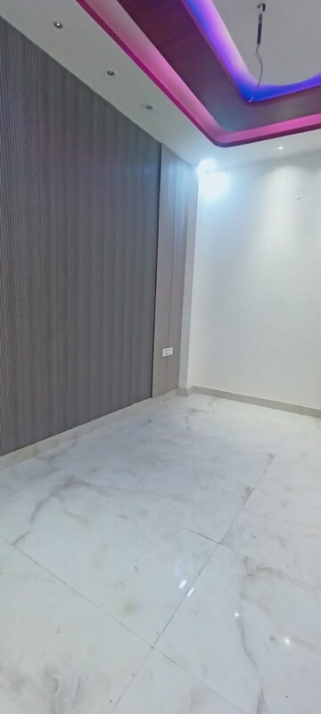 Master Bedroom in 2.5 BHK Builder Floor at Shastri Nagar – for Sale