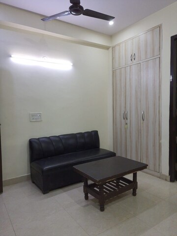 Living Room in 1.5 BHK Builder Floor at Sector 40 – for Rent