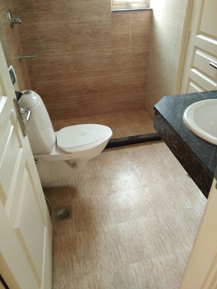 Bathroom, dlf-park-place 4 Bedroom 2677 Sq.Ft. Apartment In Sector 54 Gurgaon 7868454