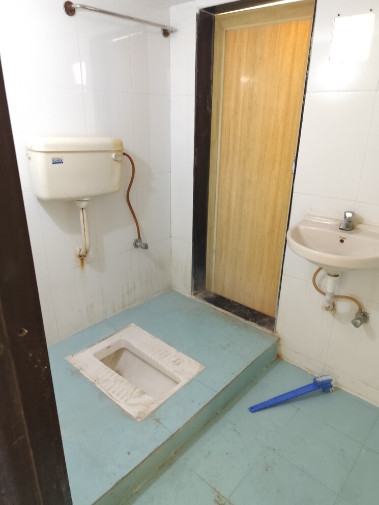 Bathroom, sonal-laxmi-chs 2 Bedroom 1000 Sq.Ft. Apartment In Ghodbunder Road Thane 7868642