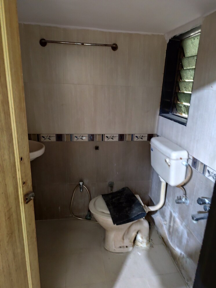 Bathroom, sonal-laxmi-chs 2 Bedroom 1000 Sq.Ft. Apartment In Ghodbunder Road Thane 7868642