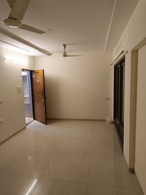 Room in 2.5 BHK Apartment at Rattan Icon, Seawoods Sector 50 – for Rent