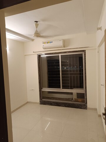 Room in 2.5 BHK Apartment at Rattan Icon, Seawoods Sector 50 – for Rent