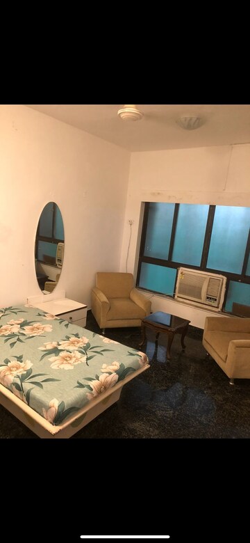 Room in 4 BHK Apartment at Juhu – for Rent
