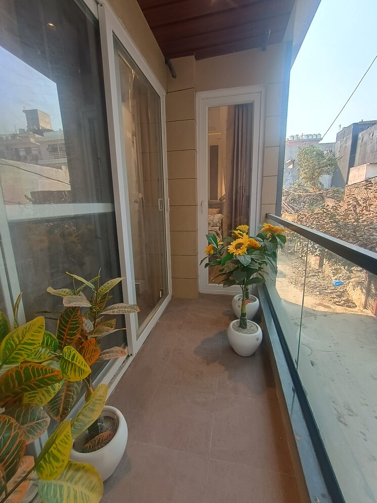 Balcony, uttam nagar west 3 Bedroom 85 Sq.Yd. Builder Floor In Uttam Nagar West Delhi 7868850