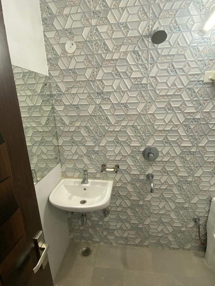 Bathroom, ip extension 3 Bedroom 1800 Sq.Ft. Apartment In Ip Extension Delhi 7868905