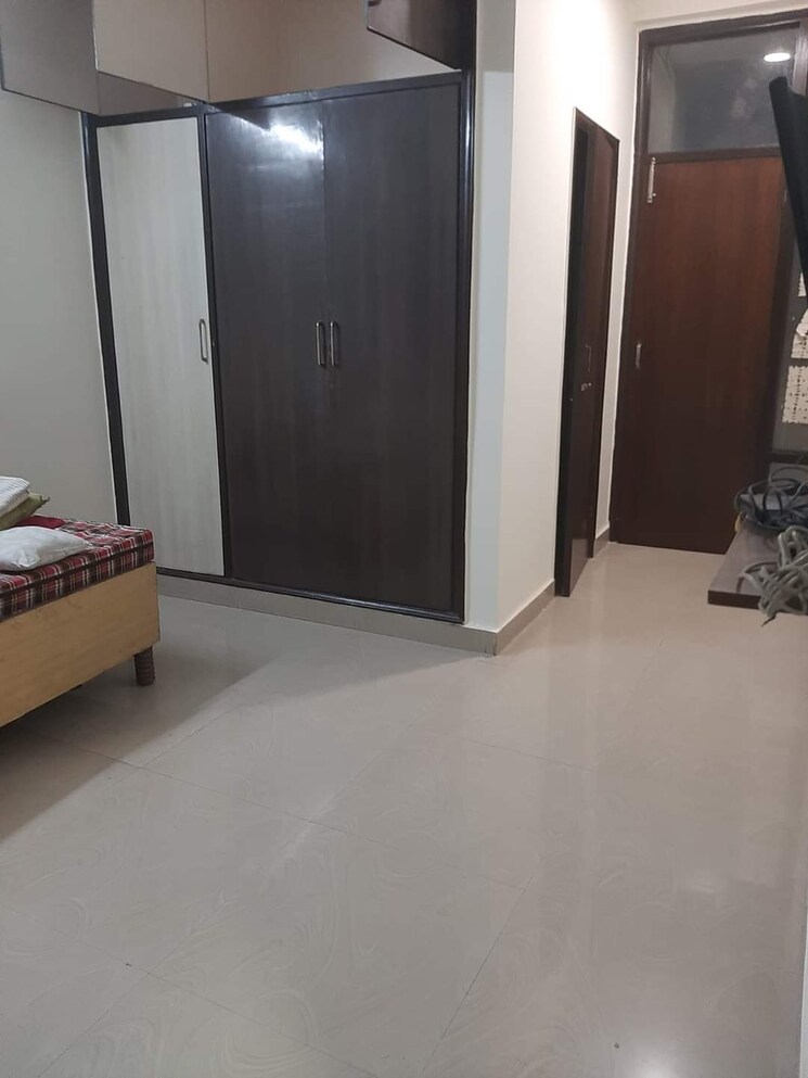 Room, patparganj 4 Bedroom 1600 Sq.Ft. Apartment In Patparganj Delhi 7868996