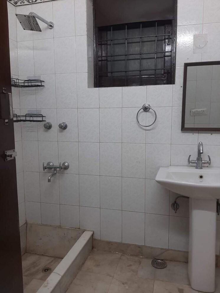 Bathroom, patparganj 4 Bedroom 1600 Sq.Ft. Apartment In Patparganj Delhi 7868996