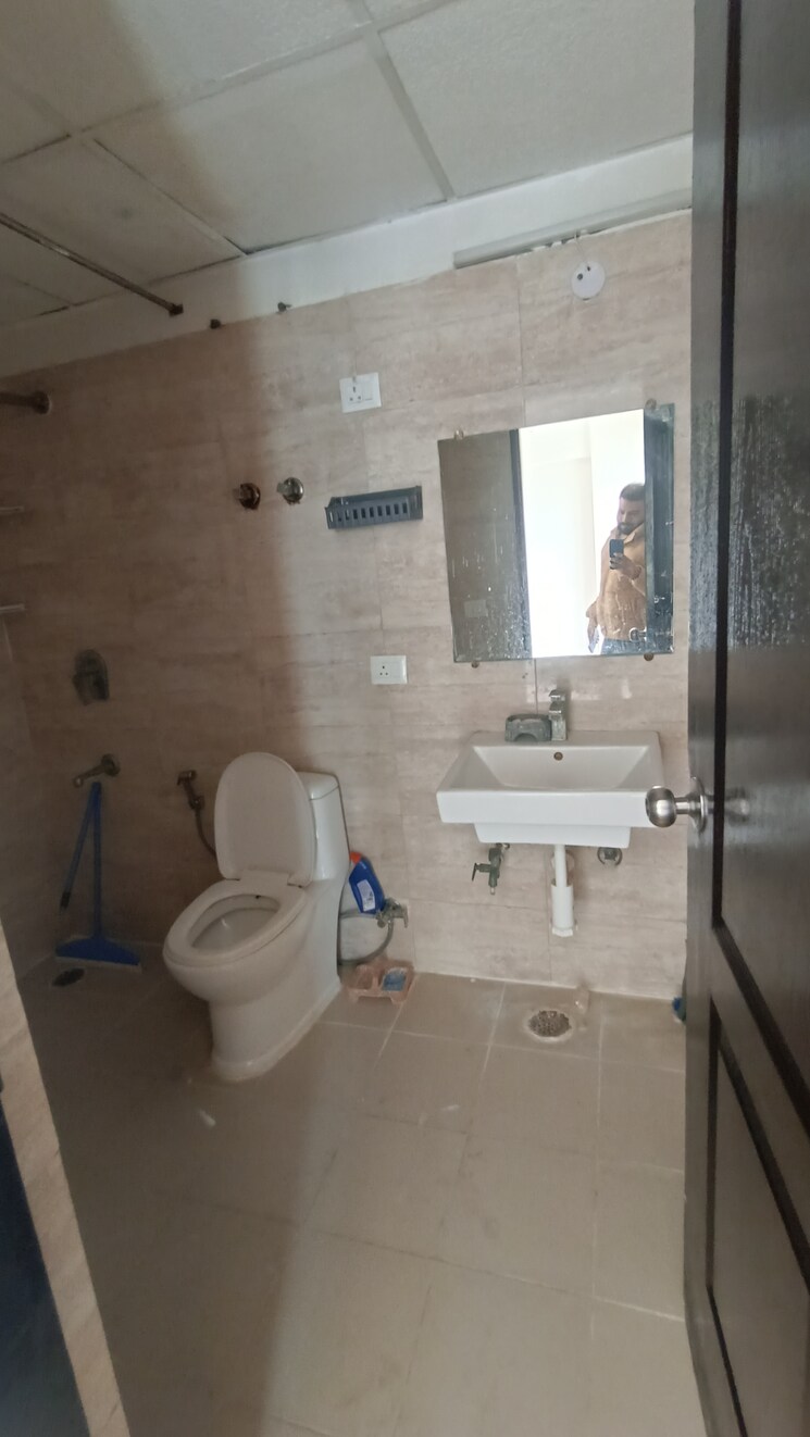Bathroom, sethi-max-royale 2 Bedroom 895 Sq.Ft. Apartment In Sector 76 Noida 7869210