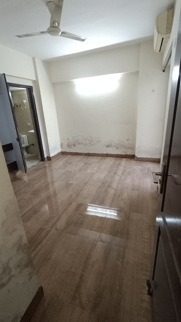 Bathroom, sethi-max-royale 2 Bedroom 895 Sq.Ft. Apartment In Sector 76 Noida 7869210