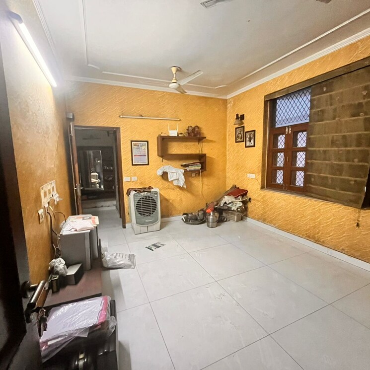 Room, sector 55 6+ Bedroom 375 Sq.Mt. Independent House In Sector 55 Noida 7870224