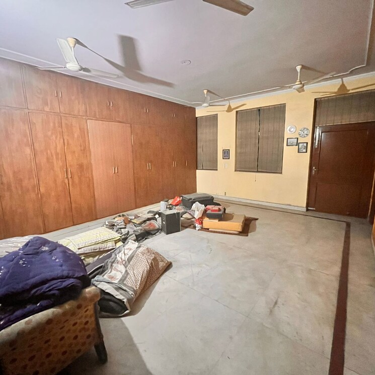 Room, sector 55 6+ Bedroom 375 Sq.Mt. Independent House In Sector 55 Noida 7870224