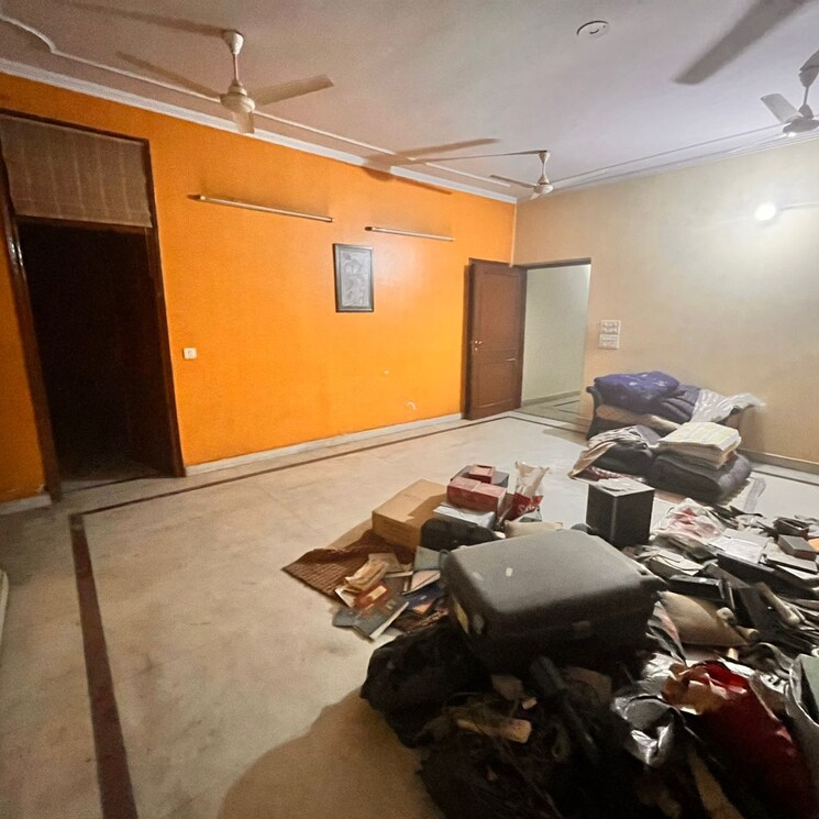 Room, sector 55 6+ Bedroom 375 Sq.Mt. Independent House In Sector 55 Noida 7870224