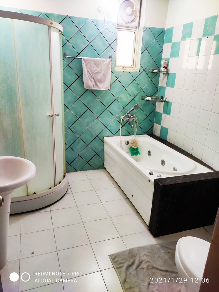 Bathroom, omaxe-heights-gomti-nagar 3.5 Bedroom 1860 Sq.Ft. Apartment In Gomti Nagar Lucknow 7870876