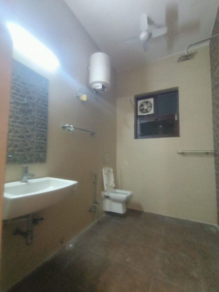 Bathroom, dlf-the-belaire 4 Bedroom 3000 Sq.Ft. Apartment In Sector 54 Gurgaon 7871130