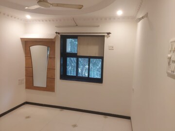 Living Room in 1.5 BHK Apartment at Andheri West – for Rent
