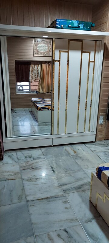 Bedroom in 2 BHK Apartment at Andheri West – for Rent