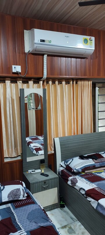 Bedroom in 2 BHK Apartment at Andheri West – for Rent