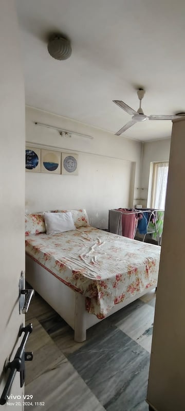 Bedroom in 2 BHK Apartment at Andheri West – for Rent