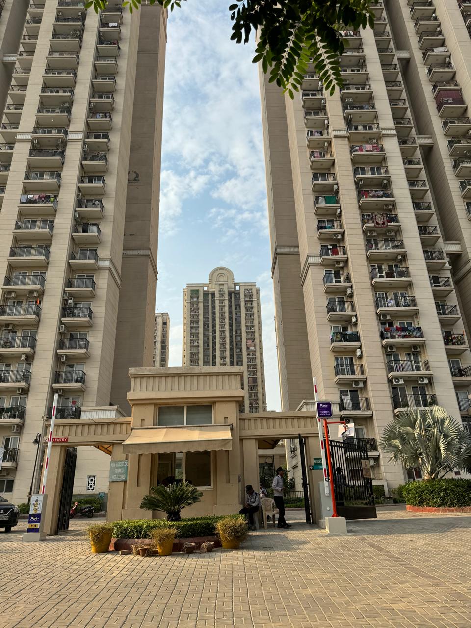 2 BHK + Study Room Apartment For Sale in Paramount Floraville