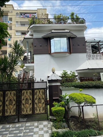 5 BHK Villa – Exterior View View at Dalanwala - for Sale