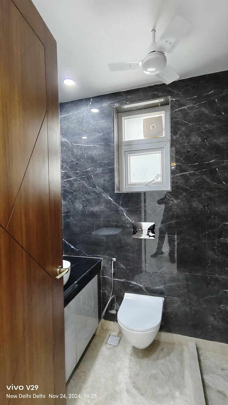 Bathroom, safdarjung enclave 3 Bedroom 1350 Sq.Ft. Builder Floor In Safdarjung Enclave Delhi 7872376